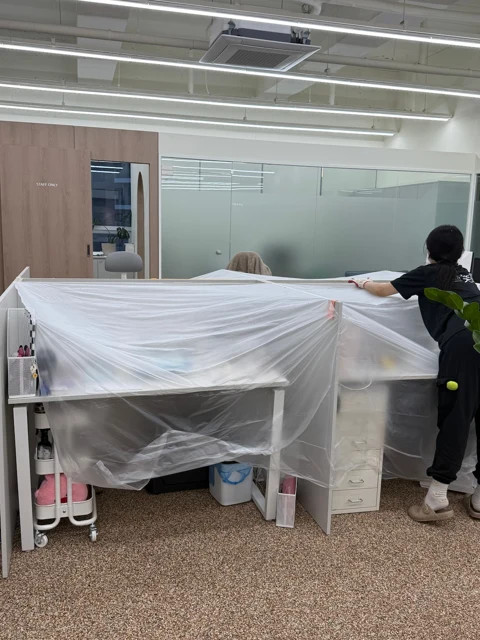 시공 전 사무실 책상과 바닥을 비닐로 보양하는 작업